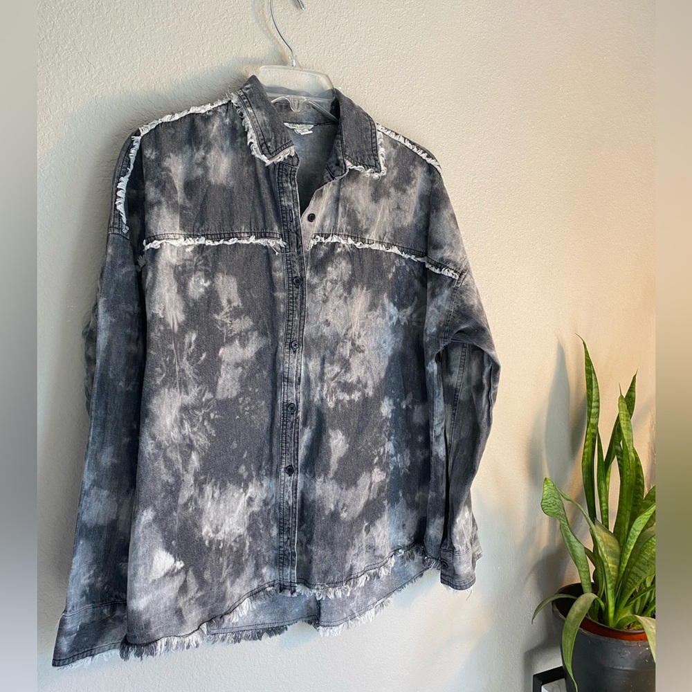 Gray tie dye button up